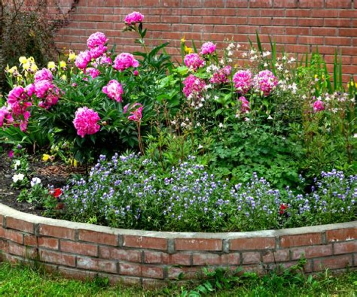 How do you make a raised flower bed with bricks?
