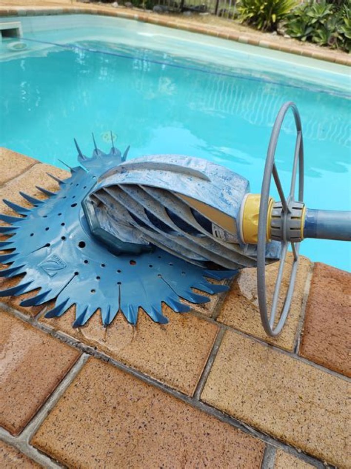 Why does my pool creepy crawly keep stopping?